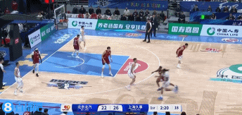 平地起驚雷！閆鵬飛接球順下 力壓周琦單臂暴扣