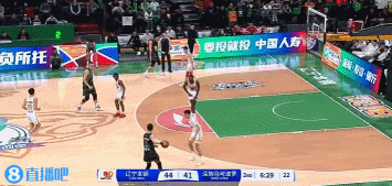 今天手感不錯！張鎮(zhèn)麟相同位置連中兩記三分幫助球隊保持領(lǐng)先